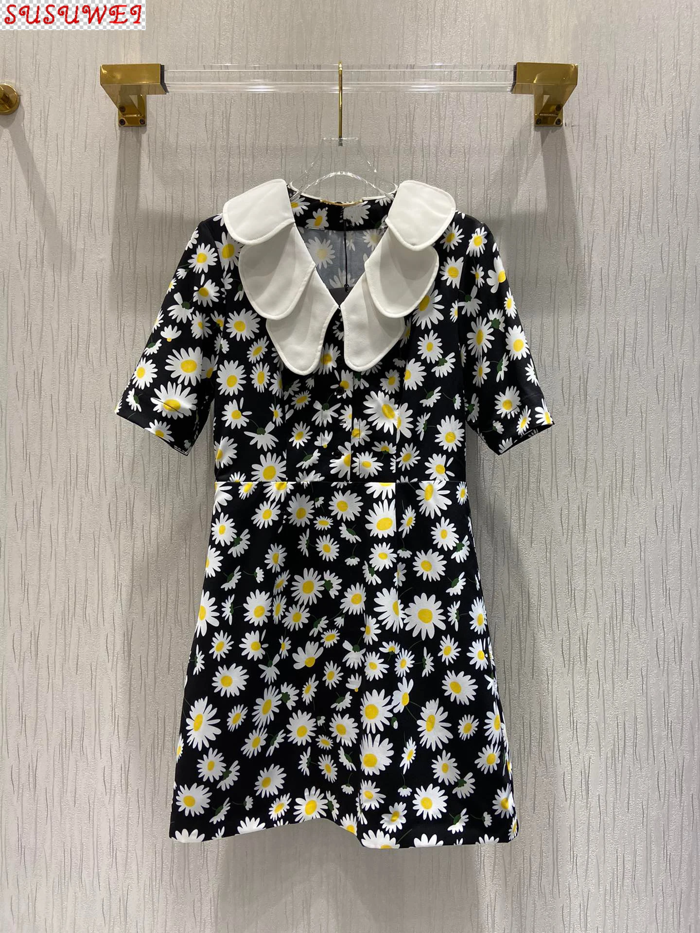 2021 Summer Collection Short Sleeved Daisy Floral Printed White Collar Mini Casual Street Style Dress
2021 Summer Collection Short Sleeved Daisy Floral Printed White Collar Mini Casual Street Style Dress