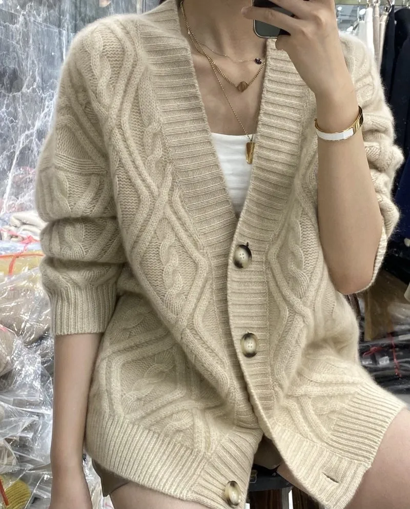 Cashmere sweater autumn/winter 2021 ladies V-neck padded cardigan casual knitted oversized tops Female jacket Korean Long sleeve 
Cashmere sweater autumn/winter 2021 ladies V-neck padded cardigan casual knitted oversized tops Female jacket Korean Long sleeve