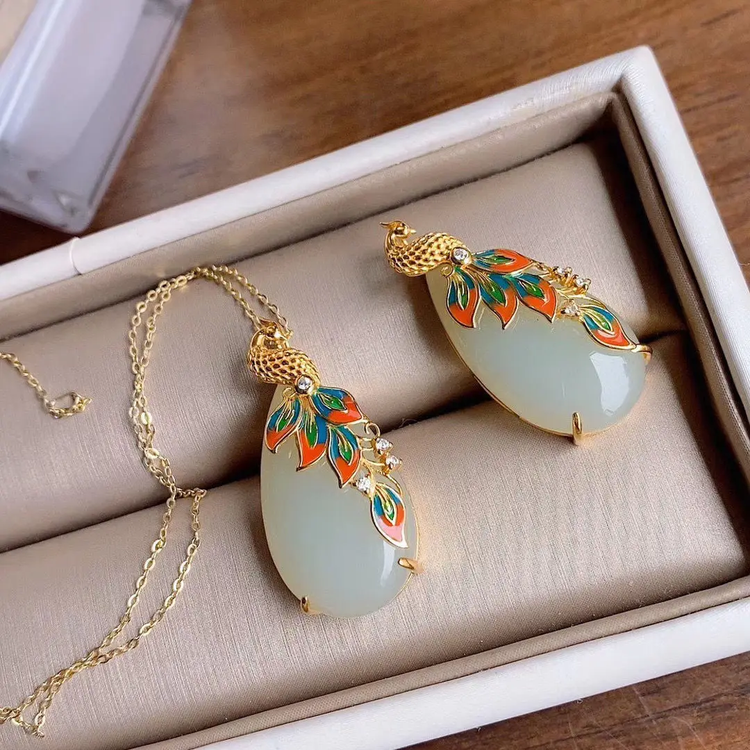 Enamel porcelain inlaid zircon natural Hetian jade oval peacock necklace pendant exquisite light luxury ladies silver jewelry
Enamel porcelain inlaid zircon natural Hetian jade oval peacock necklace pendant exquisite light luxury ladies silver jewelry