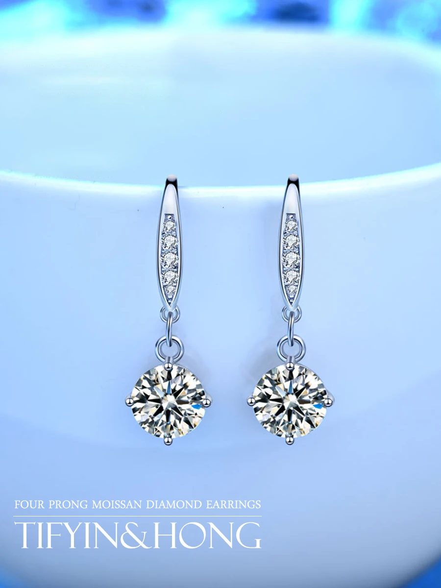 100% Moissanite Classic Four-Claw Earrings Hot Sale Premium Fine One Carat S925 Silver Female Couple Anniversary Holiday Gift
100% Moissanite Classic Four-Claw Earrings Hot Sale Premium Fine One Carat S925 Silver Female Couple Anniversary Holiday Gift