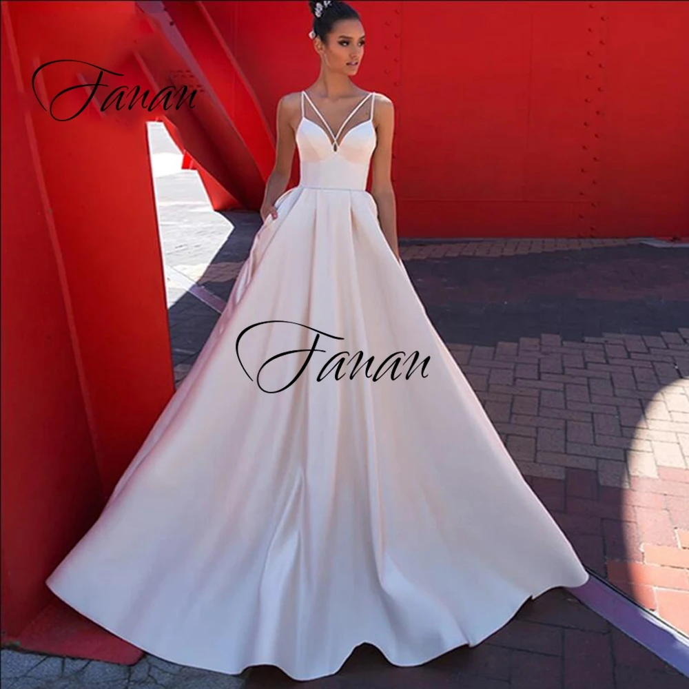 Simple V-Neck Sleeveless Spaghetti Straps Wedding Dress Backless Court Train Floor Length Bridal Gown robe de soirée de mariage
Simple V-Neck Sleeveless Spaghetti Straps Wedding Dress Backless Court Train Floor Length Bridal Gown robe de soirée de mariage