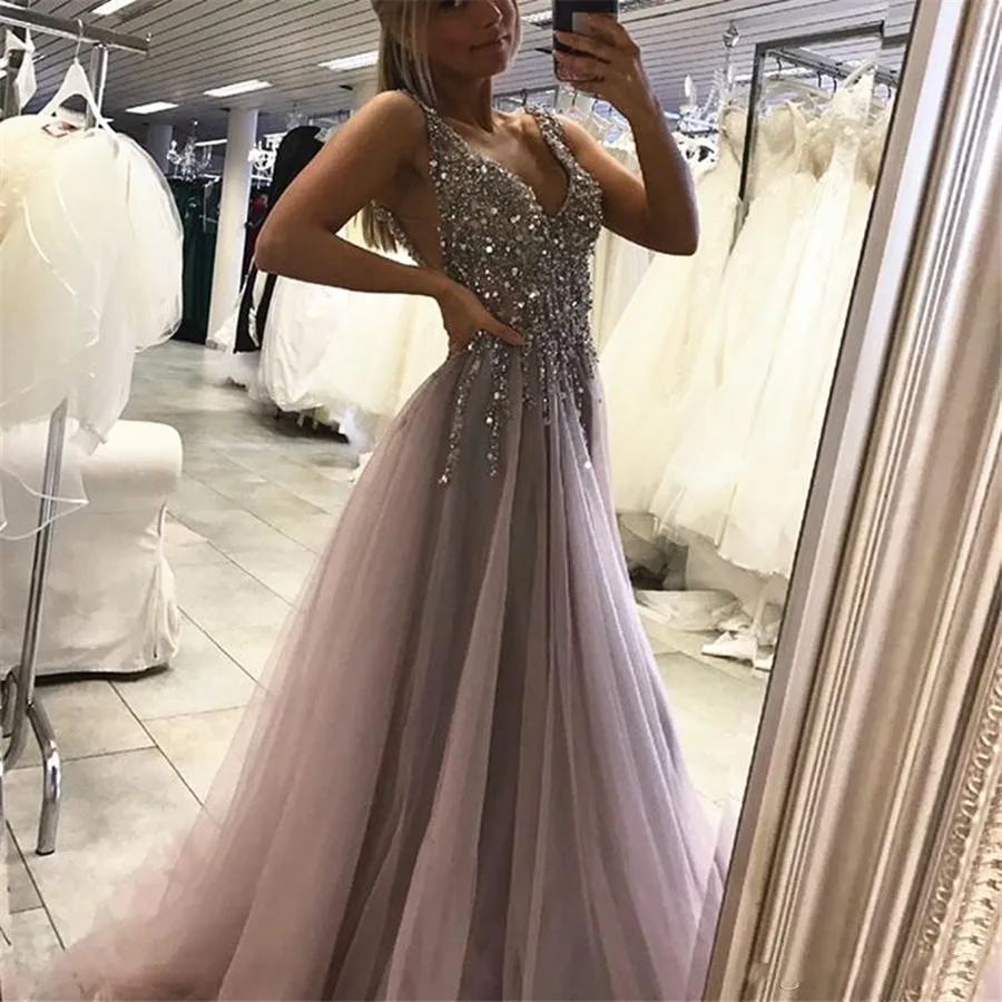 2020 A Line Open Back Tulle Prom Dress V Neck sexy Long Formal Evening Dress beads Sequins sexy grey robe de soiree
2020 A Line Open Back Tulle Prom Dress V Neck sexy Long Formal Evening Dress beads Sequins sexy grey robe de soiree