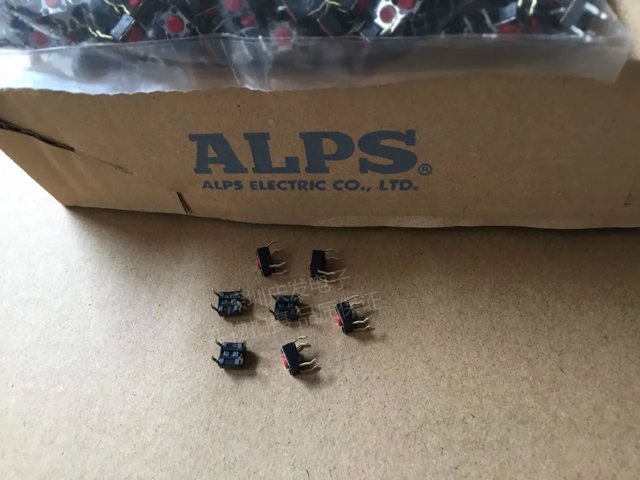 Японский ALPS6 * 6*4,3 сенсорный переключатель, 1 миллион жизненных ключей, переключатель SKHHAQA010 для индукционной плиты 
Японский ALPS6 * 6*4,3 сенсорный переключатель, 1 миллион жизненных ключей, переключатель SKHHAQA010 для индукционной плиты