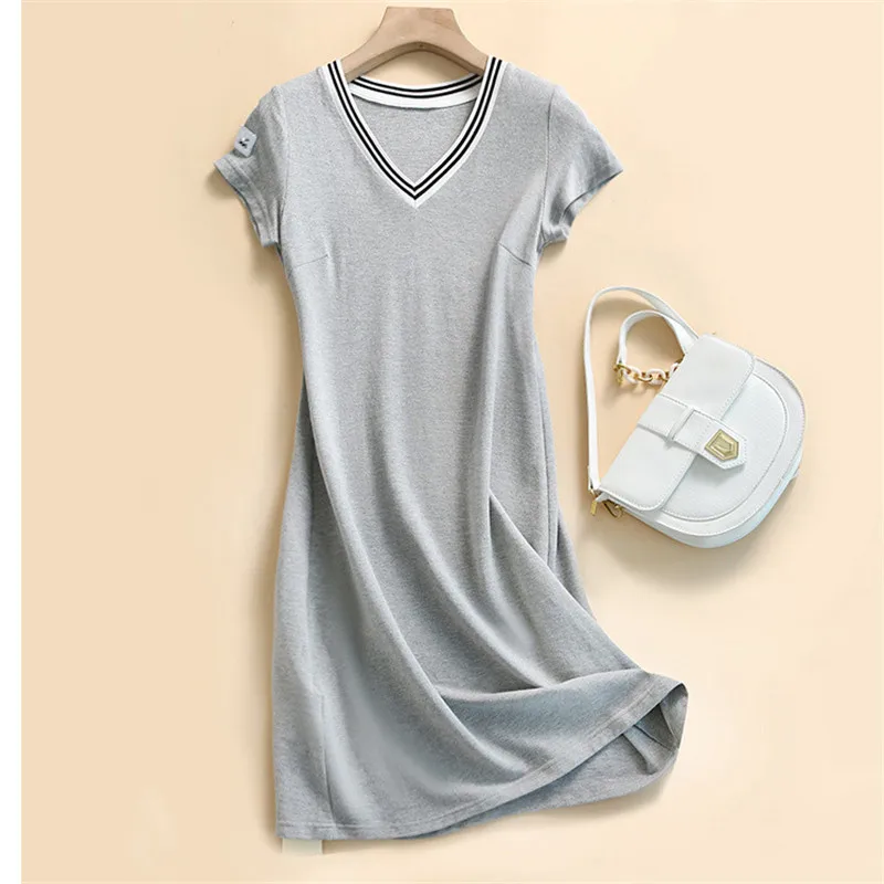 Женское платье с коротким рукавом и V-образным вырезом
Женское платье с коротким рукавом и V-образным вырезом