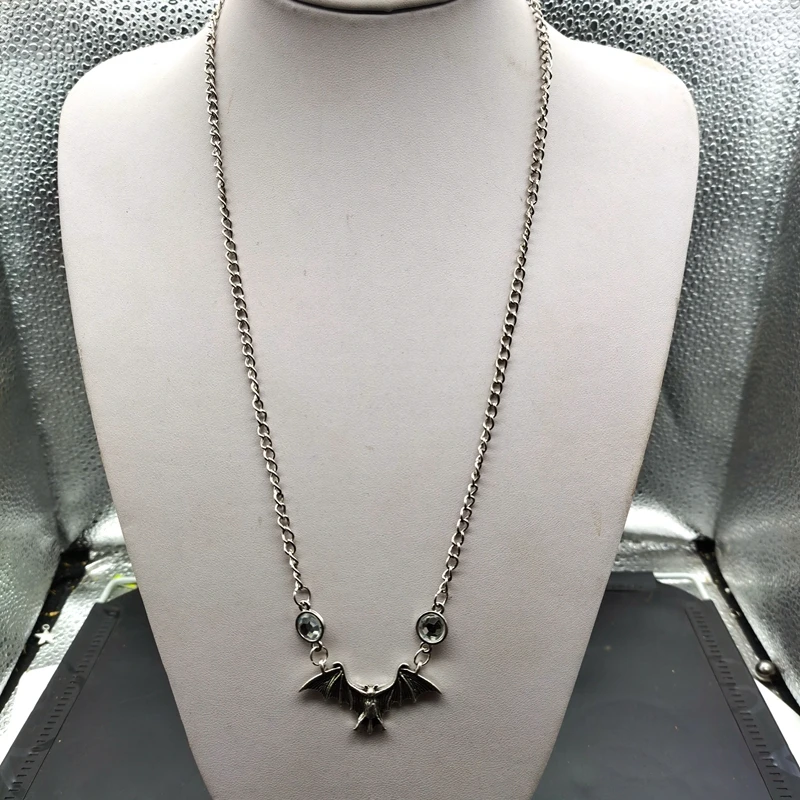 Fashion Retro Punk Gothic Gemstone Bat Chain Necklace Women's Animal Collars Halloween Collars Hip Hop Girls Jewelry Gifts
Fashion Retro Punk Gothic Gemstone Bat Chain Necklace Women's Animal Collars Halloween Collars Hip Hop Girls Jewelry Gifts