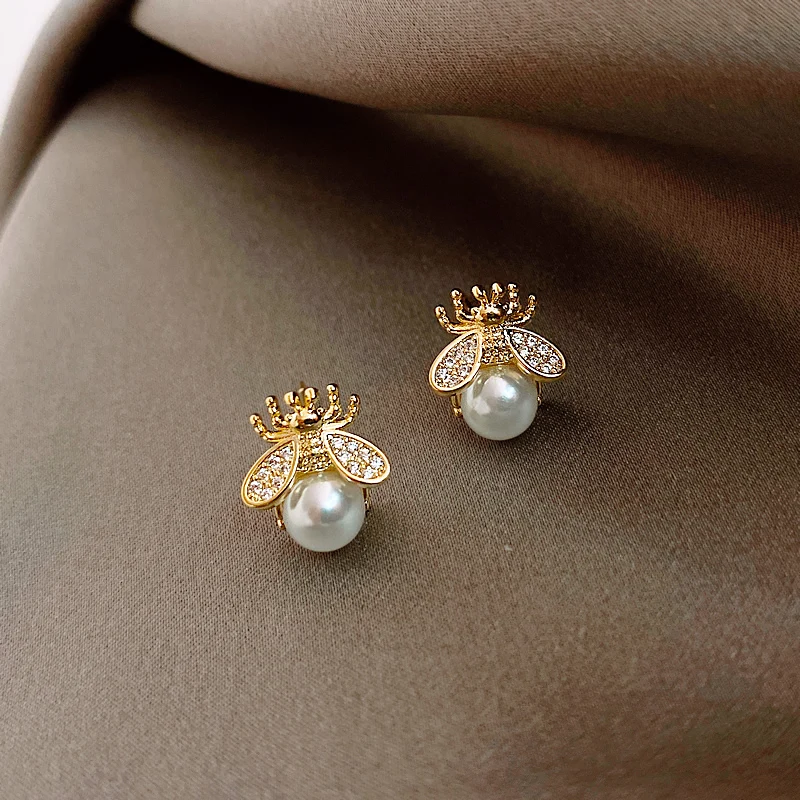 Simple and luxury pearl earrings for women fashion design sense bee insects korean jewelry sexy jewelry
Simple and luxury pearl earrings for women fashion design sense bee insects korean jewelry sexy jewelry