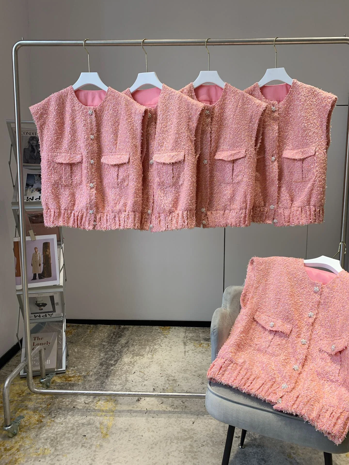 Summer new pink vest coat classic round collar simple and generous, very versatile
Summer new pink vest coat classic round collar simple and generous, very versatile