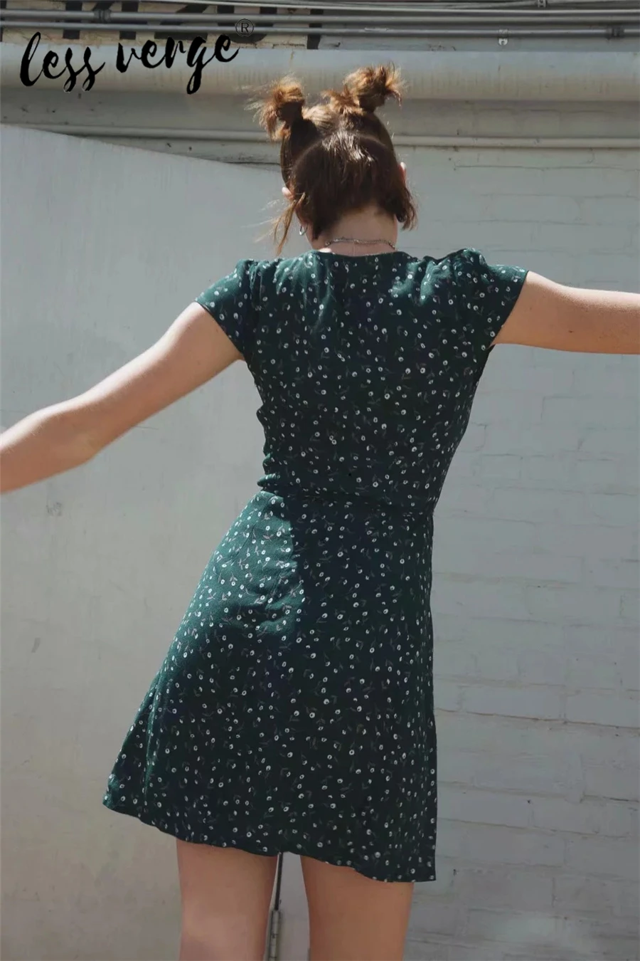 Lessverge Vinatge Style Women Summer Dress Short Sleeve Deep V-neck Casual Dress Floral Print Polka Dot Dress Mini Dress 
Lessverge Vinatge Style Women Summer Dress Short Sleeve Deep V-neck Casual Dress Floral Print Polka Dot Dress Mini Dress