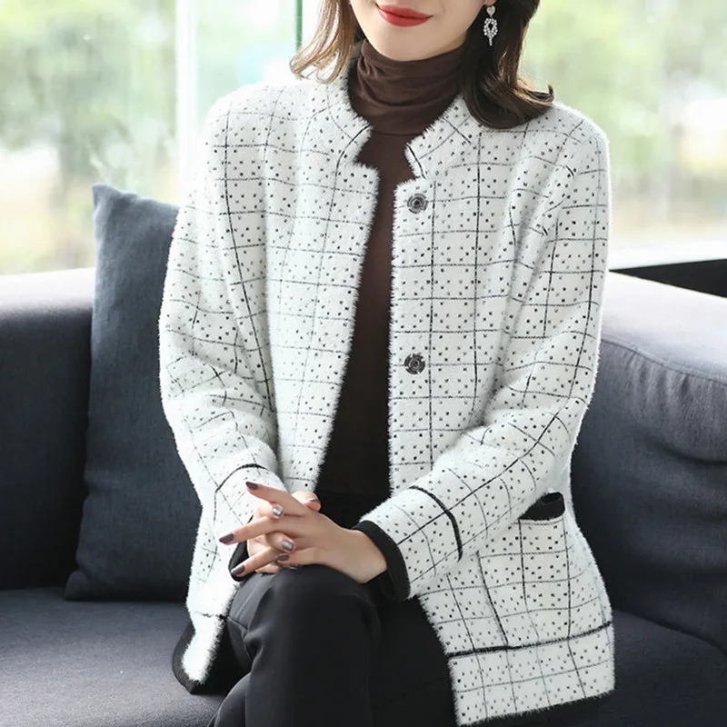 2021 Autumn Winter Sweater Jacket Female Korean Models Imitation Mink Wool Short Coat Women Fashion Thick Plaid Cardigan Sweater
2021 Autumn Winter Sweater Jacket Female Korean Models Imitation Mink Wool Short Coat Women Fashion Thick Plaid Cardigan Sweater