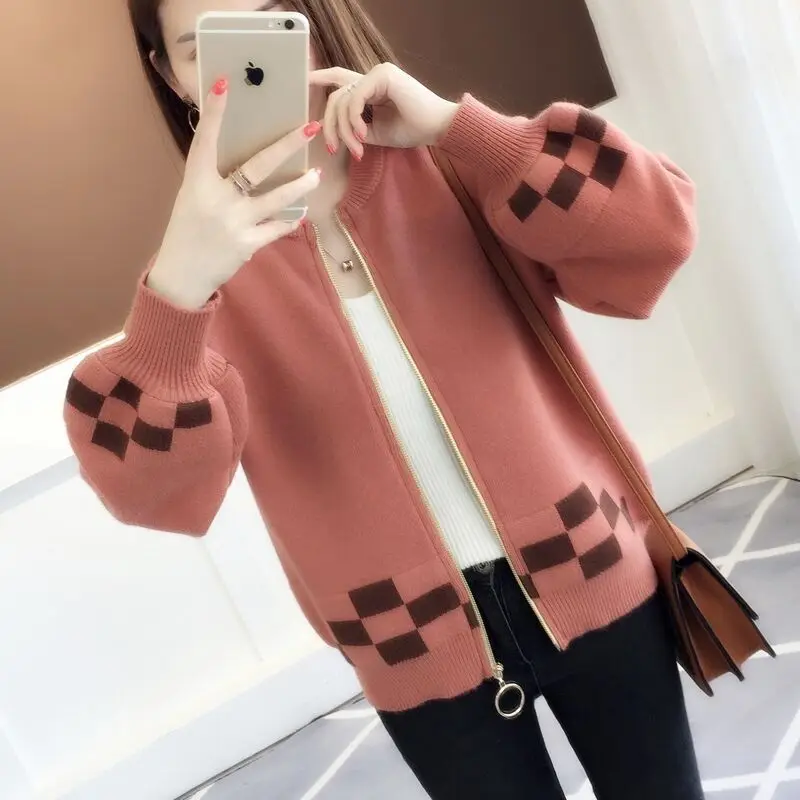 2020 spring and Autumn New Korean women's short color matching with knitted cardigan loose Lantern Sleeve Sweater Coat
2020 spring and Autumn New Korean women's short color matching with knitted cardigan loose Lantern Sleeve Sweater Coat