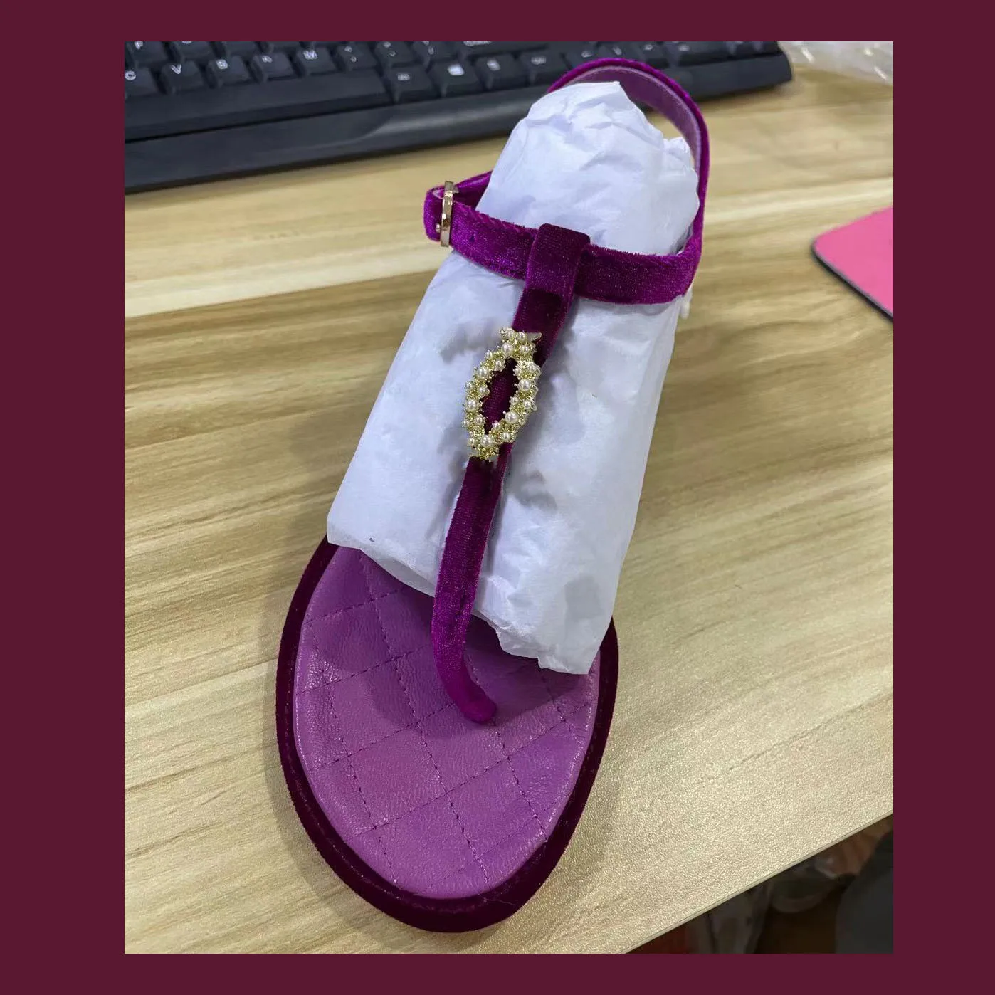 Shoes For 2021 Fashion Women Flock Slide Pearl Decor Middle High Sheepskin Summer Crystal T Tie Flat Sweet Sandals Luxury Shoes
Shoes For 2021 Fashion Women Flock Slide Pearl Decor Middle High Sheepskin Summer Crystal T Tie Flat Sweet Sandals Luxury Shoes