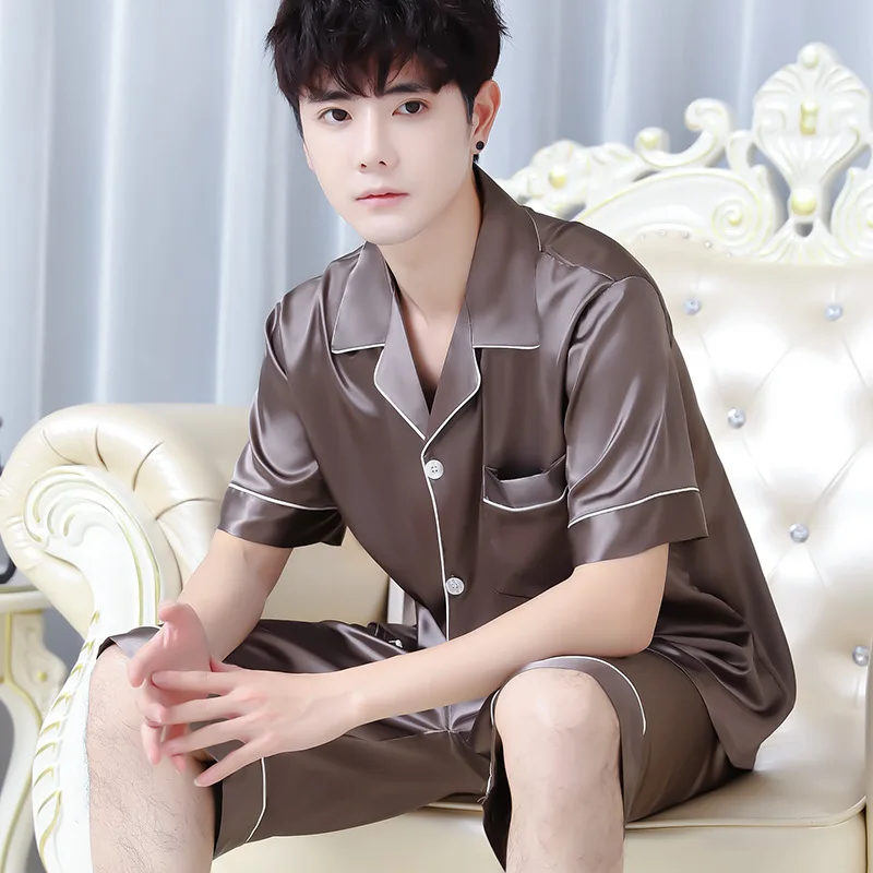 Imitation silk pajamas men's summer short-sleeved pants two-piece suit silk silk thin ice silk pure color pajamas 
Imitation silk pajamas men's summer short-sleeved pants two-piece suit silk silk thin ice silk pure color pajamas