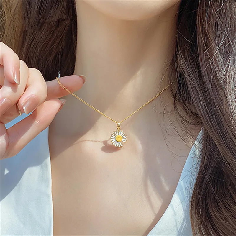 Fashion Summer Vacation Necklace Metal Geometric Flowers Daisy Pendant Chain Clavicle Short Chain Necklace for Women Jewelry
Fashion Summer Vacation Necklace Metal Geometric Flowers Daisy Pendant Chain Clavicle Short Chain Necklace for Women Jewelry