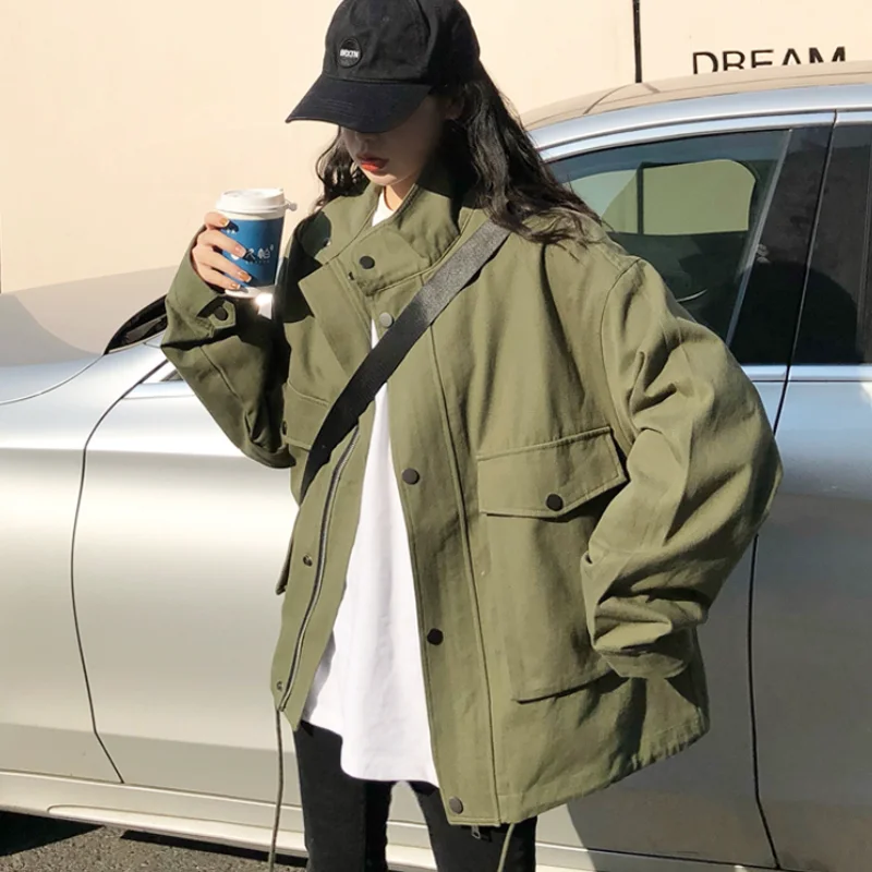 Женская куртка в Корейском стиле, однотонная Повседневная Свободная куртка с воротником-стойкой и карманами, на молнии, осень 2021
Женская куртка в Корейском стиле, однотонная Повседневная Свободная куртка с воротником-стойкой и карманами, на молнии, осень 2021