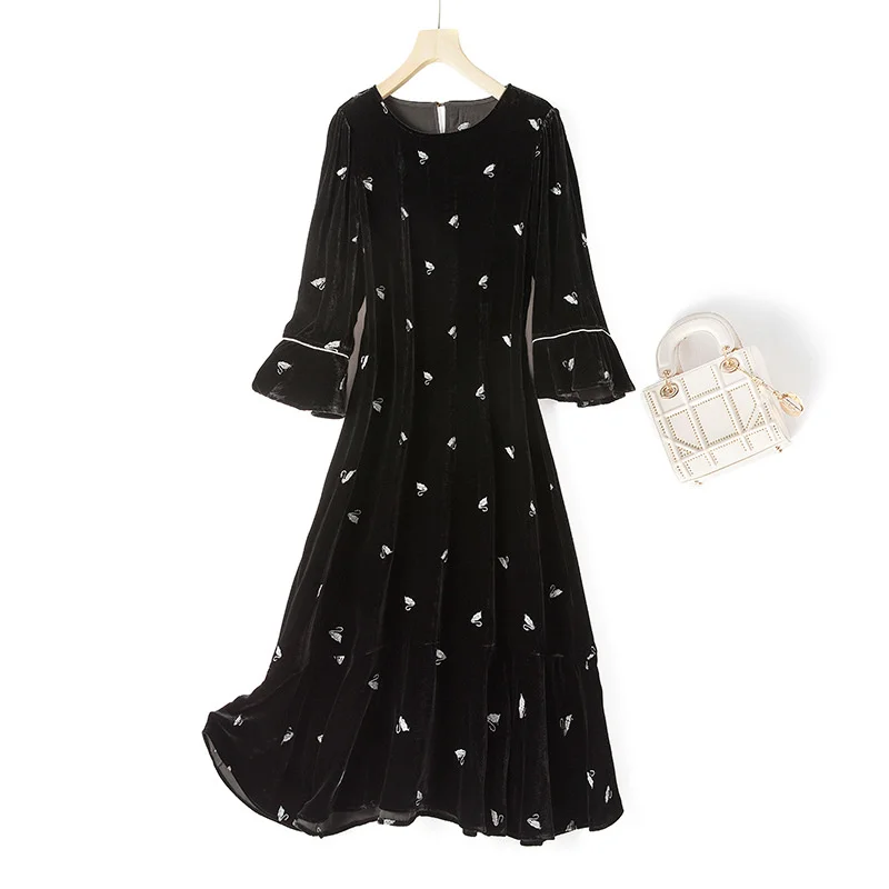 High end silk flocking embroidered dress temperament round neck thin trumpet sleeve 2021 autumn and winter new bottomed skirt
High end silk flocking embroidered dress temperament round neck thin trumpet sleeve 2021 autumn and winter new bottomed skirt