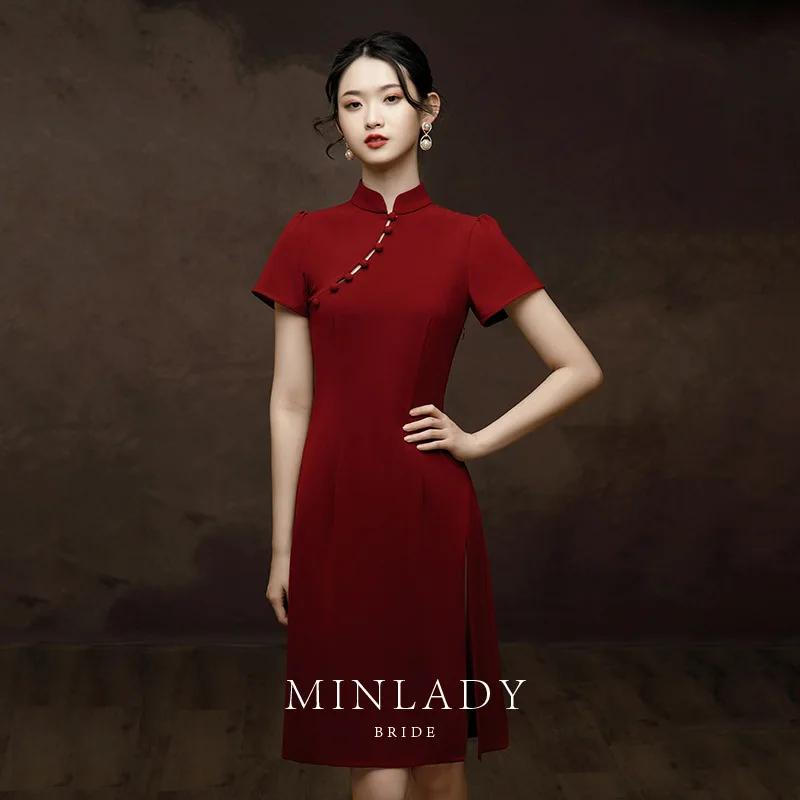 Female Elegant Chinese Bride Wedding Dress Exquisite Button Trim Novelty Qipao Burgundy Temperament Mandarin Collar Cheongsam
Female Elegant Chinese Bride Wedding Dress Exquisite Button Trim Novelty Qipao Burgundy Temperament Mandarin Collar Cheongsam
