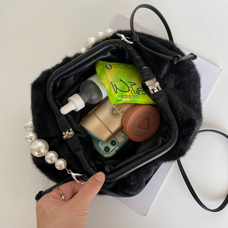 Winter Women Dumplings Messenger Bags Designer Retro Fashion Cloud Female Crossbody Shoulder Bag Handbag Pearl Totes Clutch Bag 
Winter Women Dumplings Messenger Bags Designer Retro Fashion Cloud Female Crossbody Shoulder Bag Handbag Pearl Totes Clutch Bag