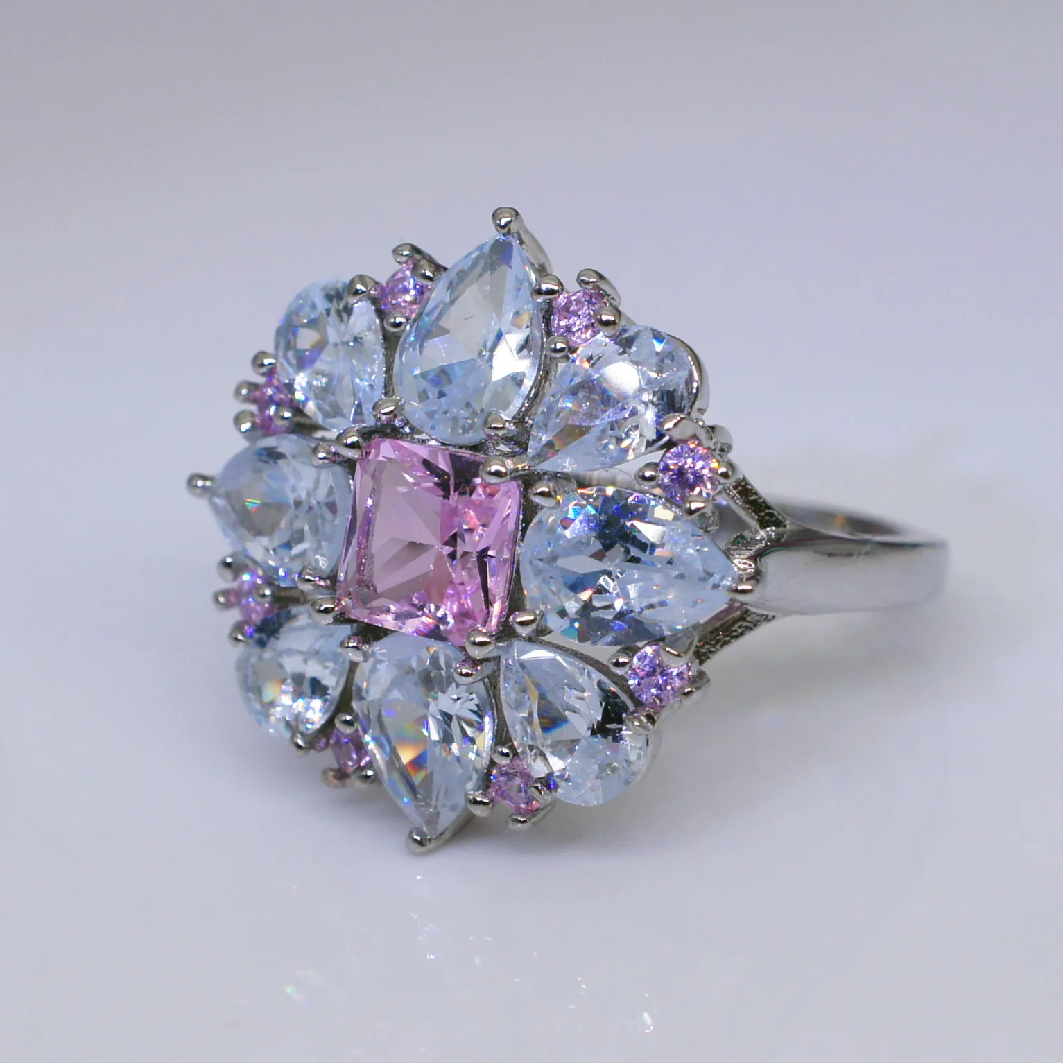 Luxury Women's Big Pink Crystal Ring Wedding Ring Suitable for Women's New Year Fashion Engagement Ring Jewelry Gifts
Luxury Women's Big Pink Crystal Ring Wedding Ring Suitable for Women's New Year Fashion Engagement Ring Jewelry Gifts