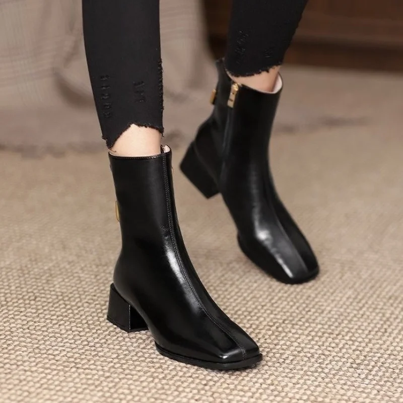 2021 Women's Soft Patent Leather Ankle Boots Thick Heel Women's Boots Zipper Square Head Autumn and Winter Zipper Women's Boots
2021 Women's Soft Patent Leather Ankle Boots Thick Heel Women's Boots Zipper Square Head Autumn and Winter Zipper Women's Boots