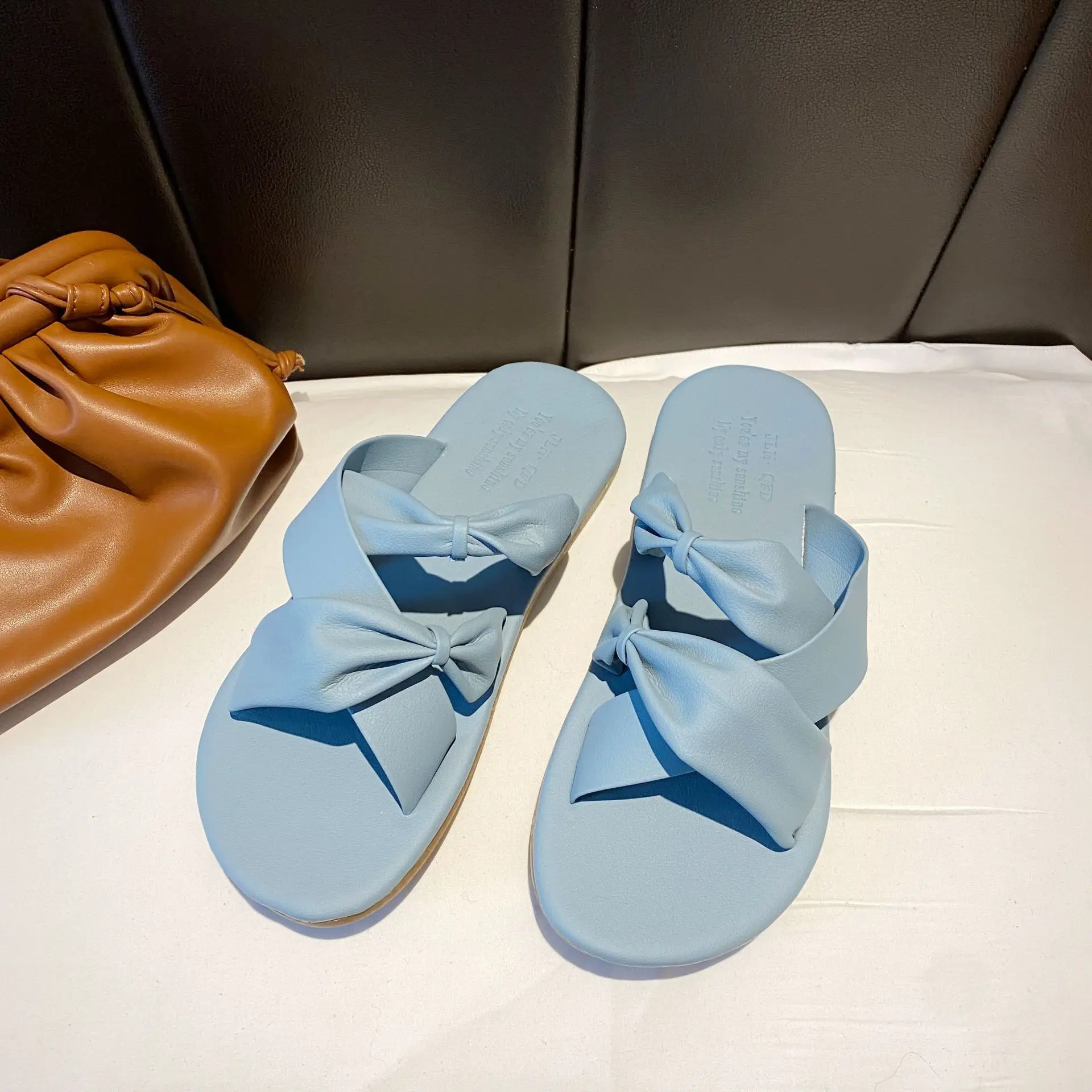 Shoes Women Low Female Slippers Slides Fashion Butterfly-Knot Soft 2021 Summer Luxury Flat Basic Rome Butterfly-knot PU Fabric
Shoes Women Low Female Slippers Slides Fashion Butterfly-Knot Soft 2021 Summer Luxury Flat Basic Rome Butterfly-knot PU Fabric