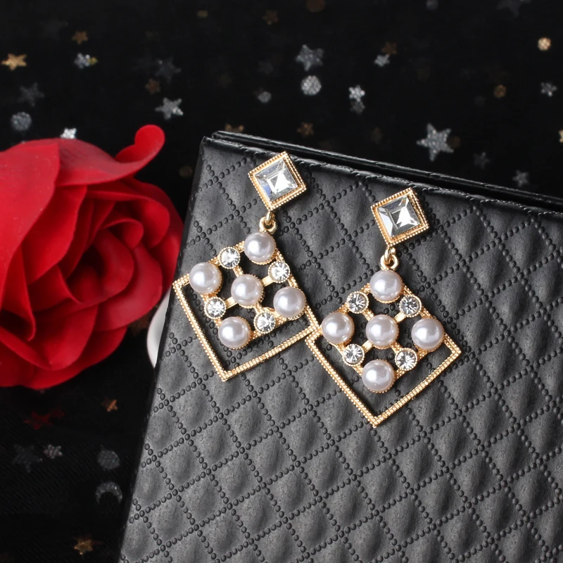 2021 New Fashion Pearl Earrings For Women Personality Metal Water Drop Geometry Exaggerated Types Drop Earrings Jewelry
2021 New Fashion Pearl Earrings For Women Personality Metal Water Drop Geometry Exaggerated Types Drop Earrings Jewelry