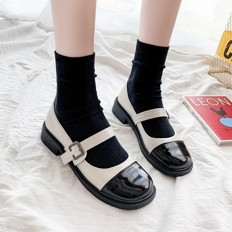 Туфли женские из лакированной кожи, на плоской подошве, с кружевом и круглым носком 
Туфли женские из лакированной кожи, на плоской подошве, с кружевом и круглым носком