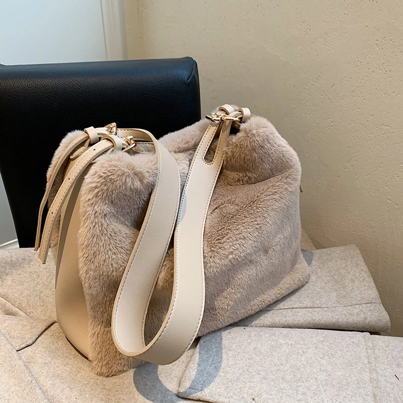 Faux Fur Women's Shoulder Bag Winter New Soft Furry Plush Bag Large Capacity Tote Bags for Women Sack Cute Crossbody Fluffy Bag
Faux Fur Women's Shoulder Bag Winter New Soft Furry Plush Bag Large Capacity Tote Bags for Women Sack Cute Crossbody Fluffy Bag