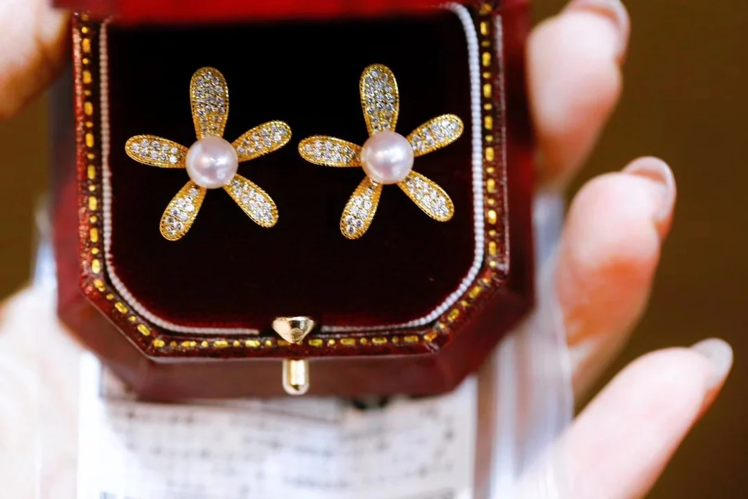 Серьги-гвоздики с полукруглым жемчугом 5-7 мм, цветочные ювелирные изделия, женские серьги с натуральным жемчугом, подарки
Серьги-гвоздики с полукруглым жемчугом 5-7 мм, цветочные ювелирные изделия, женские серьги с натуральным жемчугом, подарки