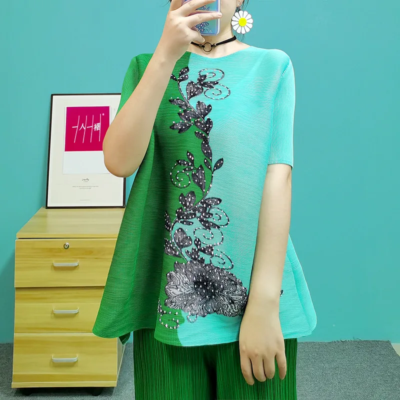 Changpleat Summer New Miyak Pleated t shirt for women Fashion Printed Loose Large Size Beads short-sleeved T-shirt Tops Tide
Changpleat Summer New Miyak Pleated t shirt for women Fashion Printed Loose Large Size Beads short-sleeved T-shirt Tops Tide