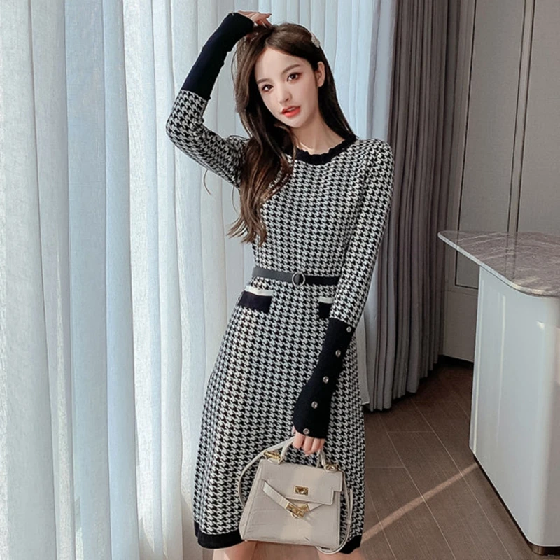 2021 Spring Women Classical Plaids Knitting Dress Button Details Vintage Female Slim Sweater Dress
2021 Spring Women Classical Plaids Knitting Dress Button Details Vintage Female Slim Sweater Dress