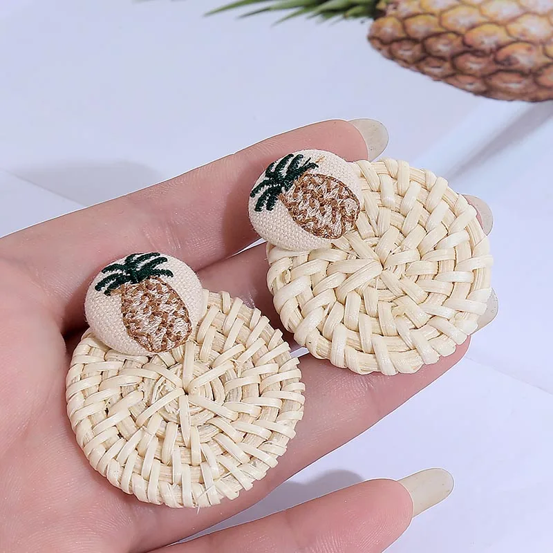 WYBU Handmade Pineapple Drop Earrings For Women Wooden Straw Weave Rattan Earrings Big Round Wedding Trendy Dangle Jewelry 2021
WYBU Handmade Pineapple Drop Earrings For Women Wooden Straw Weave Rattan Earrings Big Round Wedding Trendy Dangle Jewelry 2021
