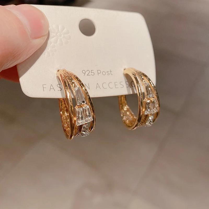 Exquisite C-shaped earrings Fashion Simple vintage 2021 trend Women jewelry Korean Elegant Personality Lady Geometric Earrings
Exquisite C-shaped earrings Fashion Simple vintage 2021 trend Women jewelry Korean Elegant Personality Lady Geometric Earrings