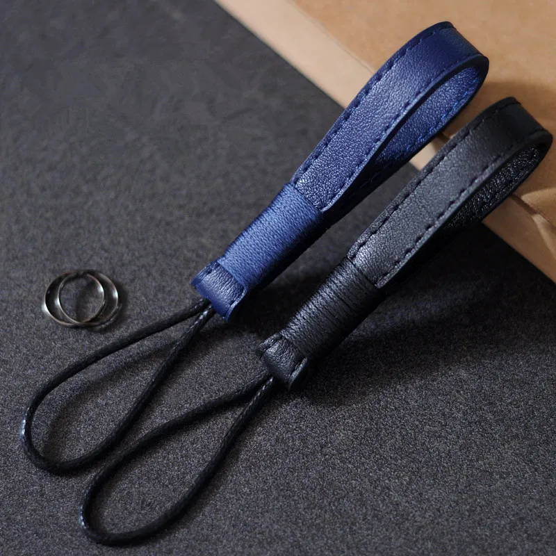 Key ring keychain for BMW key chain motorcycle keychain leather simple and durable does not hurt the car key 
Key ring keychain for BMW key chain motorcycle keychain leather simple and durable does not hurt the car key