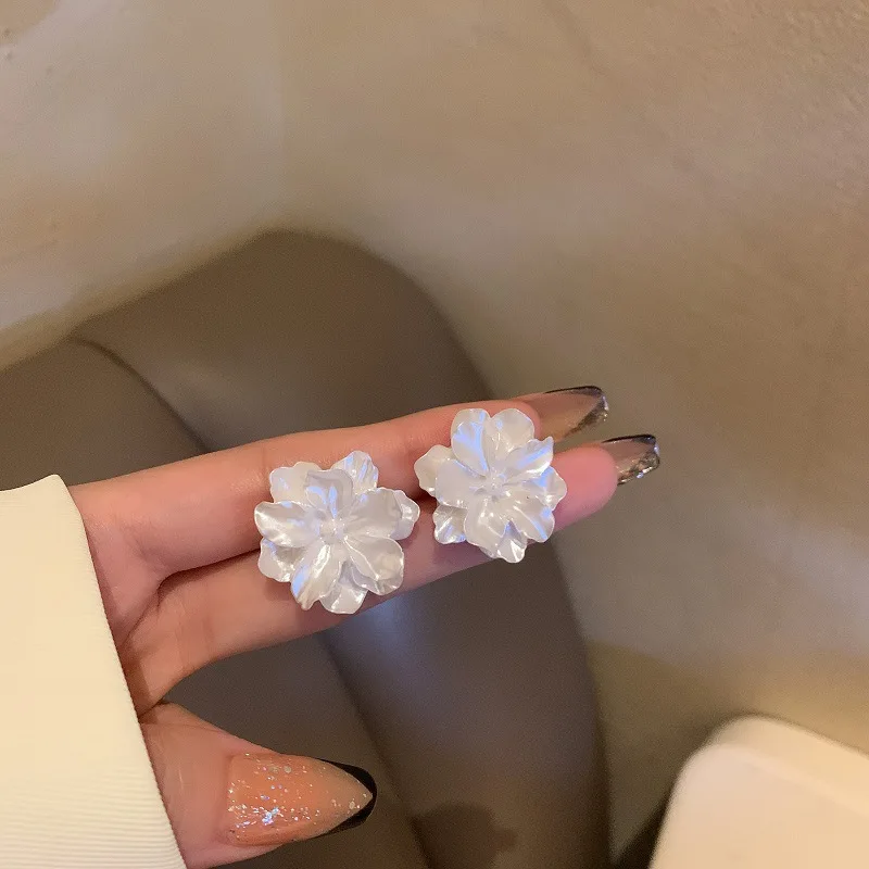 Japan And South Korea Fresh Camellia White Flowers 925 Silver Needle Personality College Style Resin Fashion Earrings Female
Japan And South Korea Fresh Camellia White Flowers 925 Silver Needle Personality College Style Resin Fashion Earrings Female
