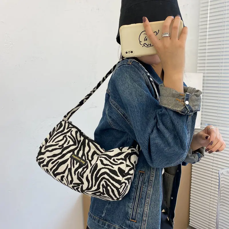 Women's Bag 2020 Animal Prints Cow Print Zebra Underarm Shoulder Bag Female Fashion Bag Vintage Designer Bag Luxury Handbags
Women's Bag 2020 Animal Prints Cow Print Zebra Underarm Shoulder Bag Female Fashion Bag Vintage Designer Bag Luxury Handbags