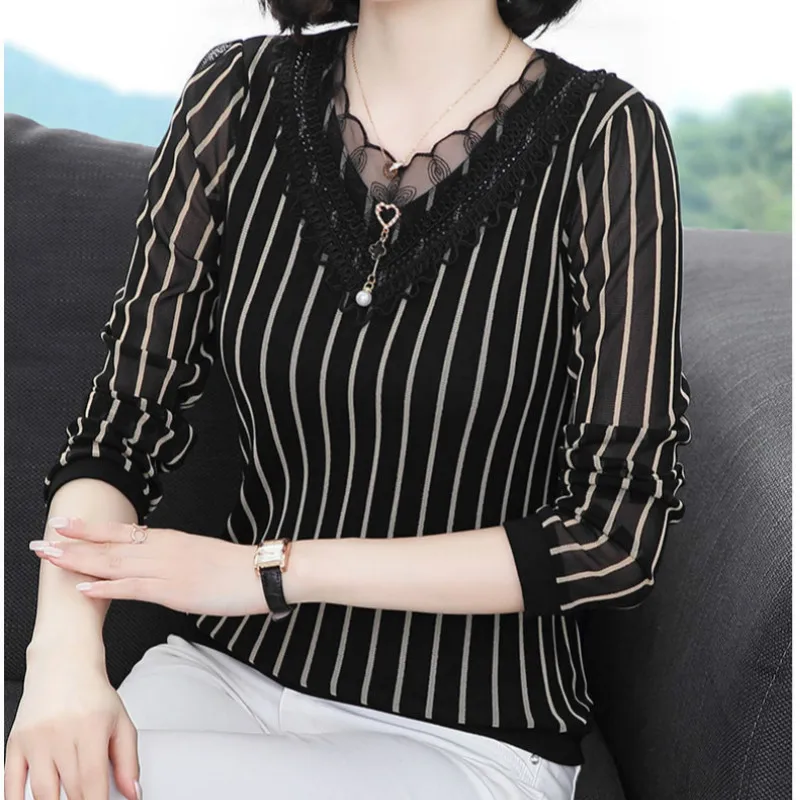 Women's spring and Autumn New Women's top lace V-neck foreign style base shirt stripe temperament long sleeve T-shirt
Women's spring and Autumn New Women's top lace V-neck foreign style base shirt stripe temperament long sleeve T-shirt