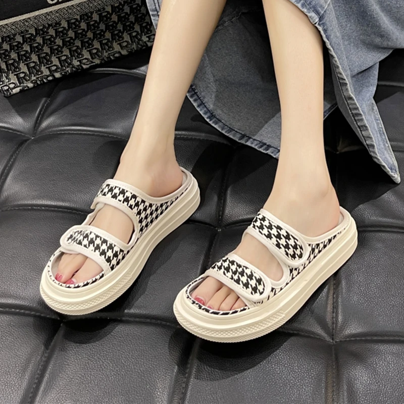 Leisure Women slippers New summer 2021 soft sole platform slipper lattice black Flat soft sole chunky shoes Canvas slippers
Leisure Women slippers New summer 2021 soft sole platform slipper lattice black Flat soft sole chunky shoes Canvas slippers