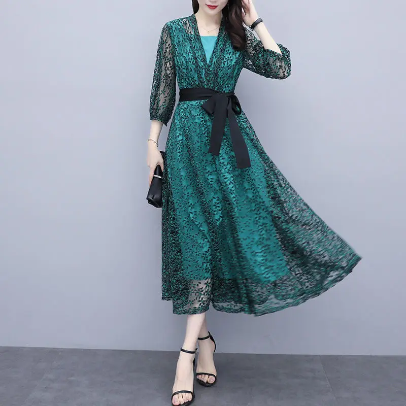 Green Lace Dress Female 2020 Spring New French Style V-Neck Fashion Hollow Out Dress Five-point Sleeve Dress Elegant Robes R509
Green Lace Dress Female 2020 Spring New French Style V-Neck Fashion Hollow Out Dress Five-point Sleeve Dress Elegant Robes R509