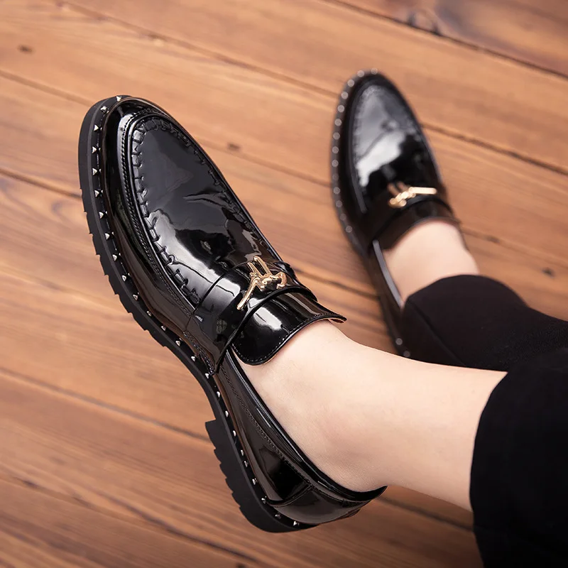 version of the British trend of pointed toe casual small leather shoes nightclub hair stylist patent leather shiny low-cut lazy
version of the British trend of pointed toe casual small leather shoes nightclub hair stylist patent leather shiny low-cut lazy
