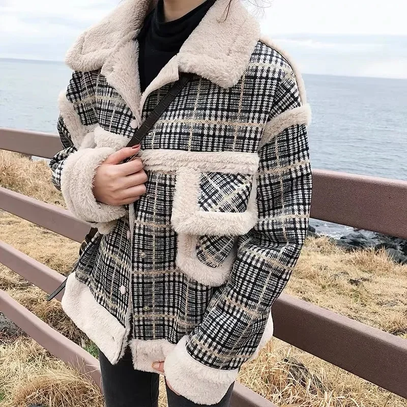 Lambswool Women Warm Jacket Winter Thicken Plaid Patchwork Short Woolen Coat Vintage Plus Velvet Plush Loose Casual Outwear Top
Lambswool Women Warm Jacket Winter Thicken Plaid Patchwork Short Woolen Coat Vintage Plus Velvet Plush Loose Casual Outwear Top