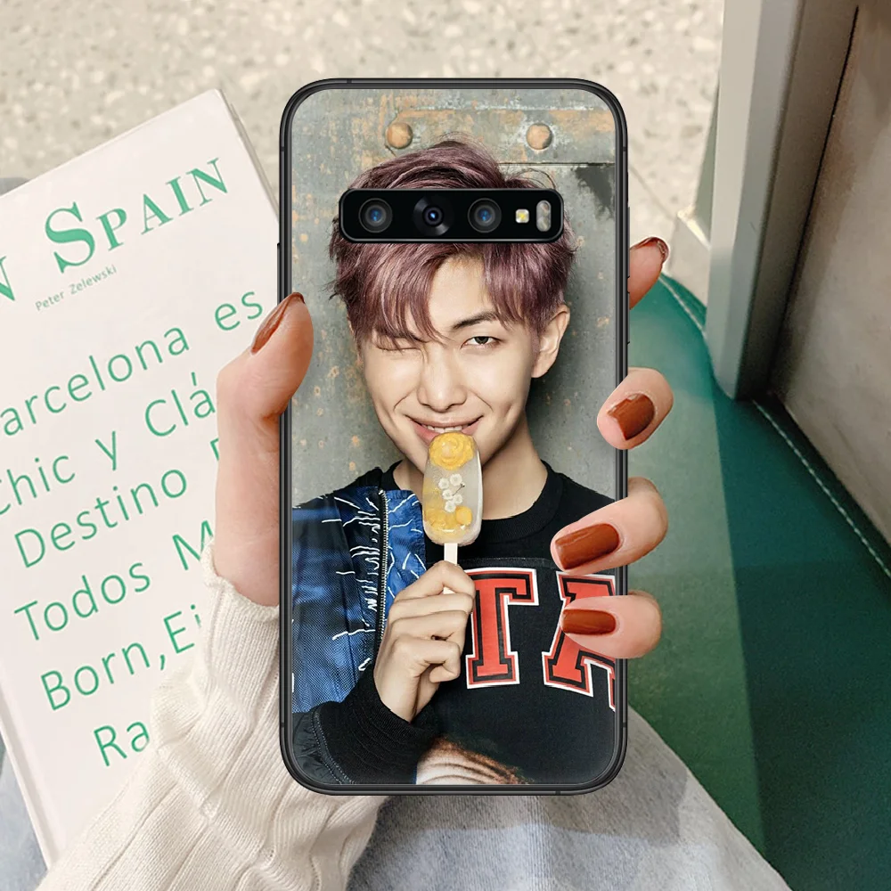 kpop Kim Nam-joon Phone case For Samsung Galaxy S 10 20 3 4 5 6 7 8 9 Plus E Lite Uitra black funda trend back soft Etui 
kpop Kim Nam-joon Phone case For Samsung Galaxy S 10 20 3 4 5 6 7 8 9 Plus E Lite Uitra black funda trend back soft Etui