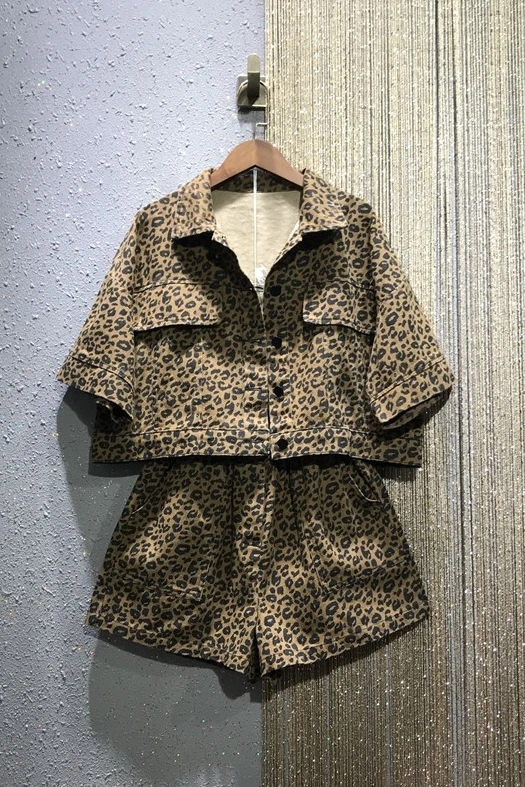 2021 leopard print short-sleeved loose denim jacket female + high-waist A-line casual wide-leg shorts two-piece suit 
2021 leopard print short-sleeved loose denim jacket female + high-waist A-line casual wide-leg shorts two-piece suit