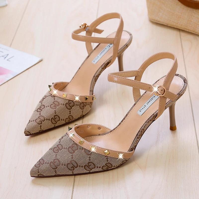 Босоножки на высоком каблуке, Новинка лета 2021, однотонные туфли Baotou на тонком каблуке с заклепками, весенняя женская обувь с острым носком
Босоножки на высоком каблуке, Новинка лета 2021, однотонные туфли Baotou на тонком каблуке с заклепками, весенняя женская обувь с острым носком