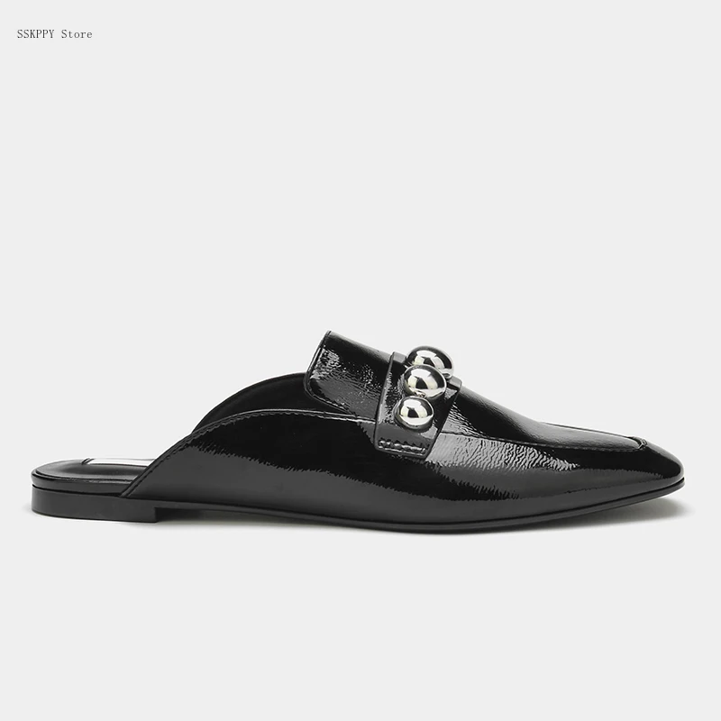 Туфли женские на плоской подошве, с заклепками и закрытым носком 
Туфли женские на плоской подошве, с заклепками и закрытым носком