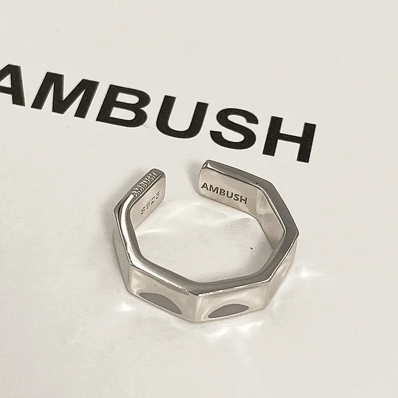 Кольцо AMBUSH из серебра 925 пробы с регулируемым размером, Модные индивидуальные аксессуары в стиле хип-хоп
Кольцо AMBUSH из серебра 925 пробы с регулируемым размером, Модные индивидуальные аксессуары в стиле хип-хоп
