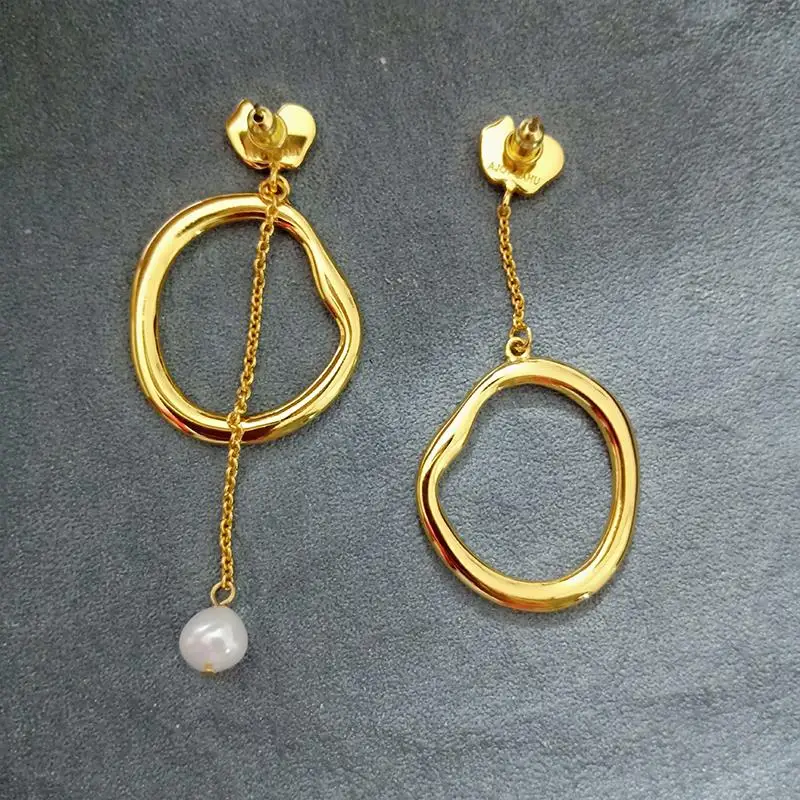 Asymmetric pearl rubber tide Earrings simple round irregular high quality European and American female earrings
Asymmetric pearl rubber tide Earrings simple round irregular high quality European and American female earrings