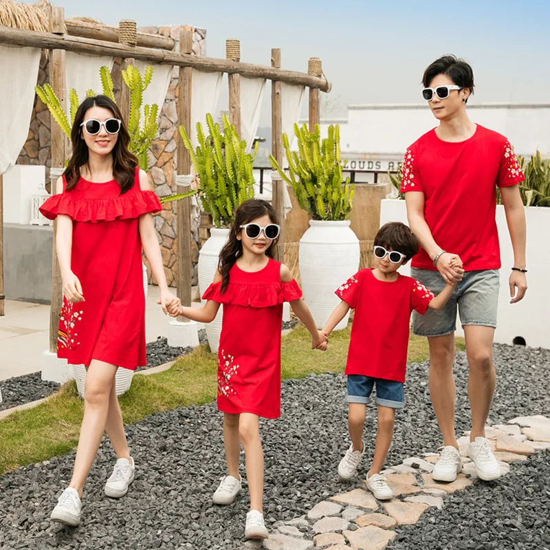 

Летние одинаковые комплекты для семьи мама дочка красное платье с цветочным принтом хлопковая футболка для папы и сына праздничные парные ...