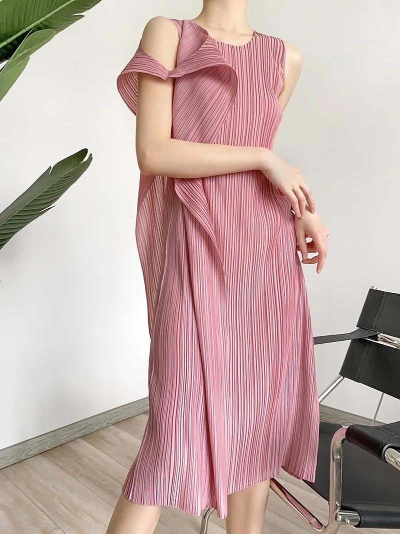 Miyake Pleated Summer Custom made Pink Irregular Two-piece Design Aesthetic Sleeveless Vest Dress 
Miyake Pleated Summer Custom made Pink Irregular Two-piece Design Aesthetic Sleeveless Vest Dress