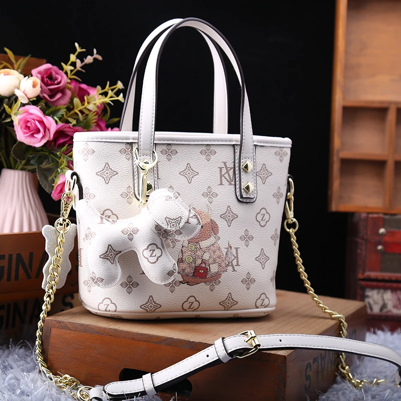 Знаменитые дизайнерские женские сумки, новинка 2021, модная сумка из натуральной кожи с принтом, подходящая ко всему сумка на плечо с цепочкой... 
Знаменитые дизайнерские женские сумки, новинка 2021, модная сумка из натуральной кожи с принтом, подходящая ко всему сумка на плечо с цепочкой...