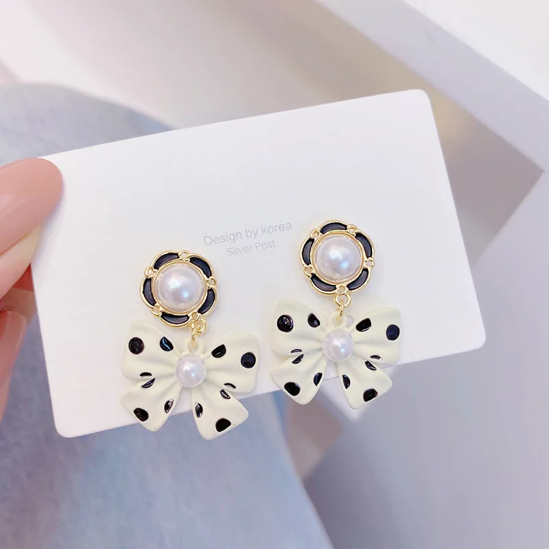 French Retro Polka Dot Bowknot Pearl Stud Earrings For Women Niche Gentle Design Black And White Butterfly Female Daily Jewelry
French Retro Polka Dot Bowknot Pearl Stud Earrings For Women Niche Gentle Design Black And White Butterfly Female Daily Jewelry